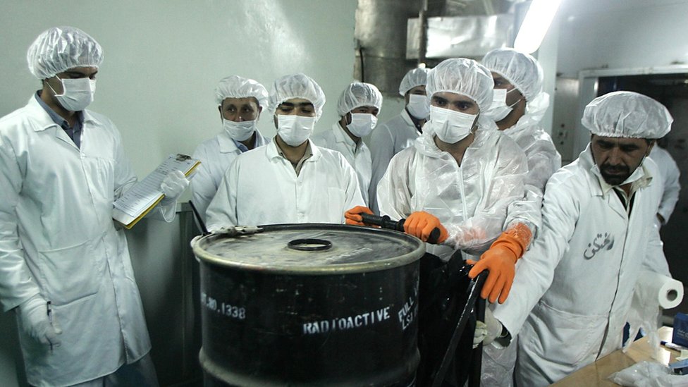 Radnici u fabrici za proizvodnju uranijuma u Iranu, 2005. godine