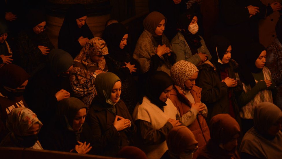نساء يؤدين صلاة التراويح في مسجد آيا صوفيا
