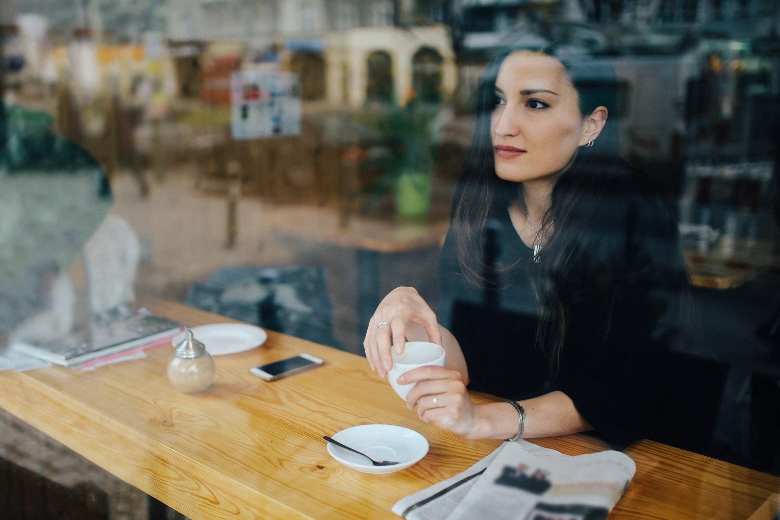 صورة تعبيرية لامرأة تفكر