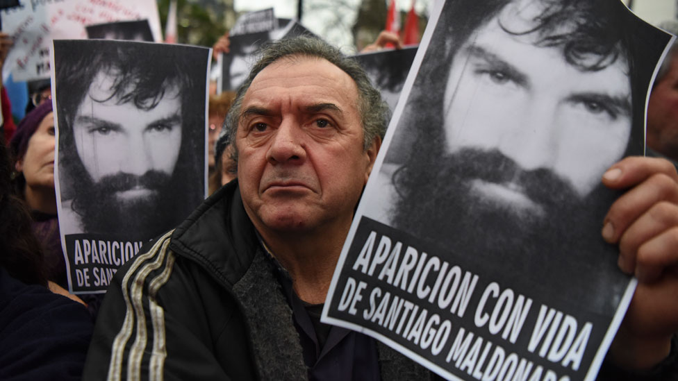 Los argentinos siguen conmovidos por la desaparición de Santiago Maldonado. El viernes se realizó una masiva marcha al cumplirse 10 días de su desaparición. Marcha por Santiago Maldonado.