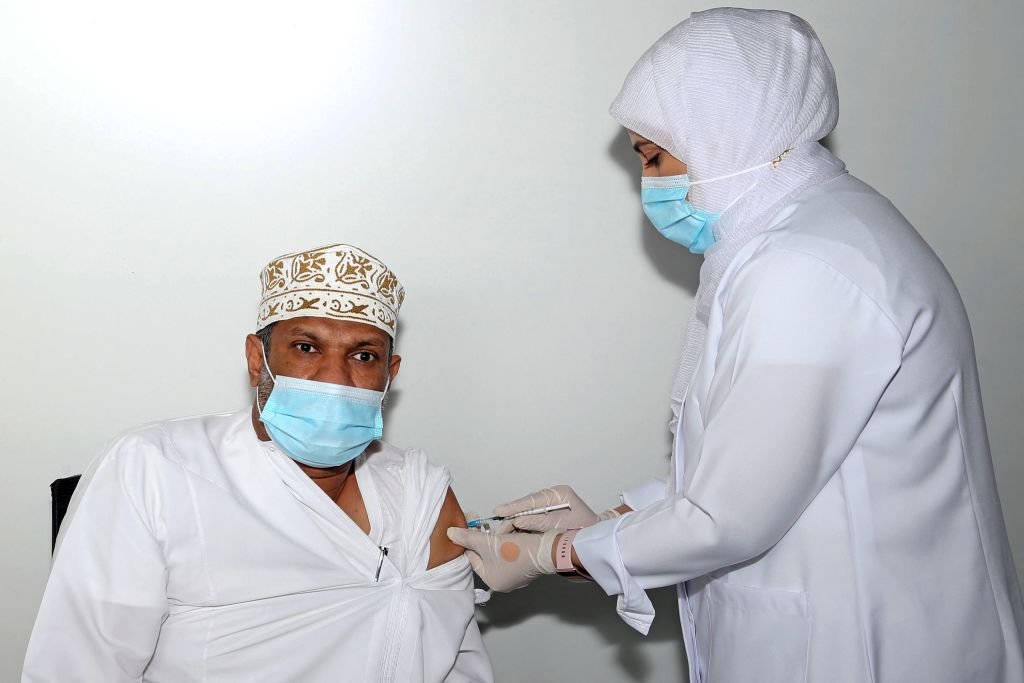 رجل عماني يتلقى جرعة من لقاح فايزر ضد فيروس كورونا في العاصمة العمانية مسقط. 8 يونيو/حزيران 2021.