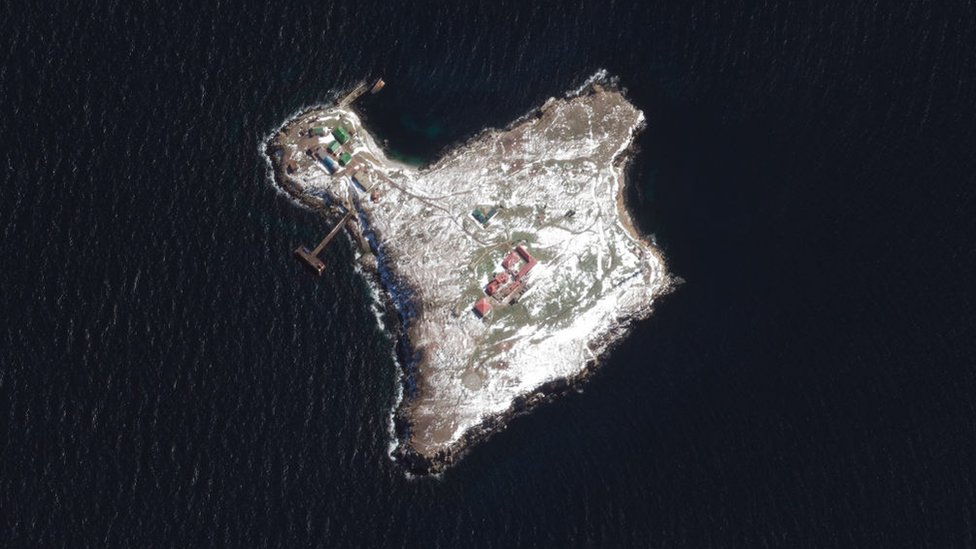 Россия заявила о выводе войск с острова Змеиный. По нему постоянно била украинская армия