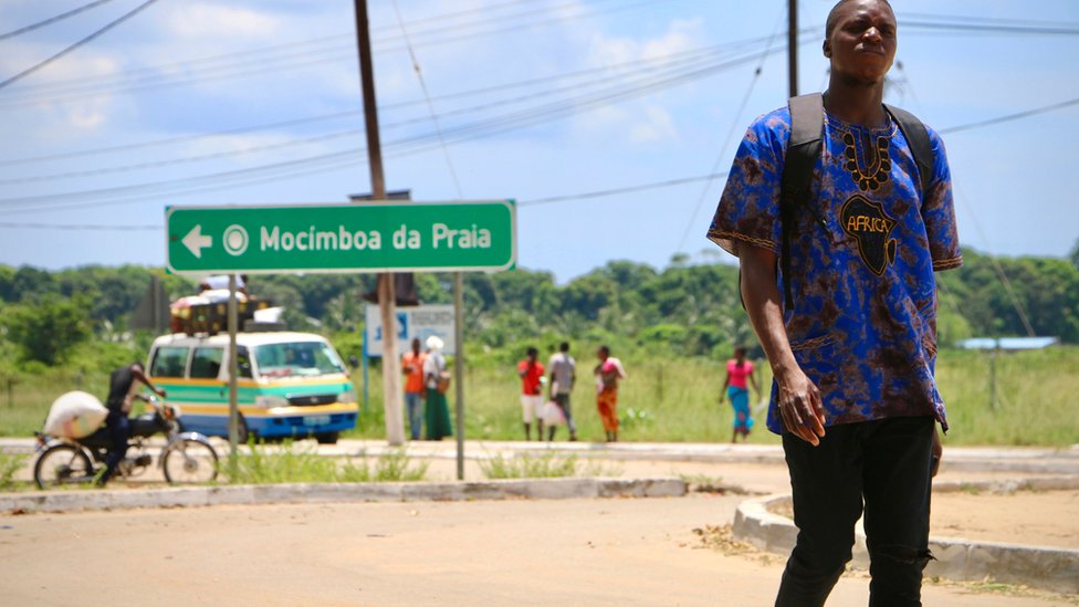 Un letrero que apunta a Mocimboa da Praia en el norte de Mozambique