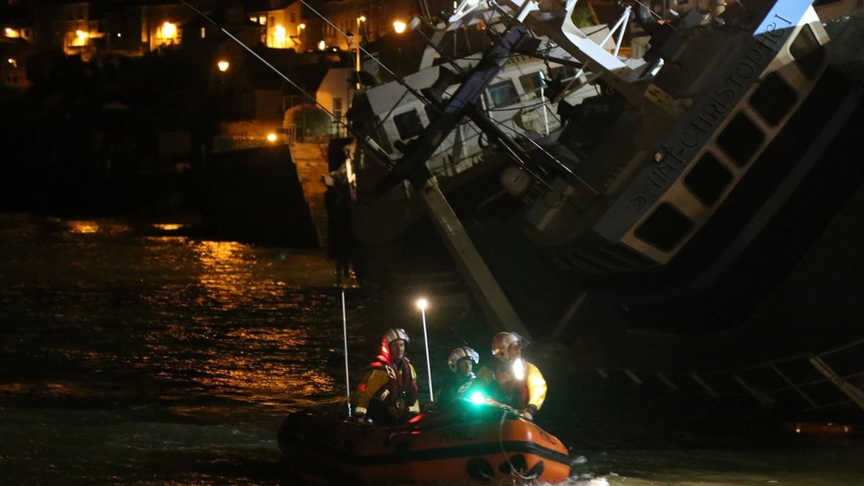 French boat sank in Devon harbour due to 'language difficulties' - BBC News