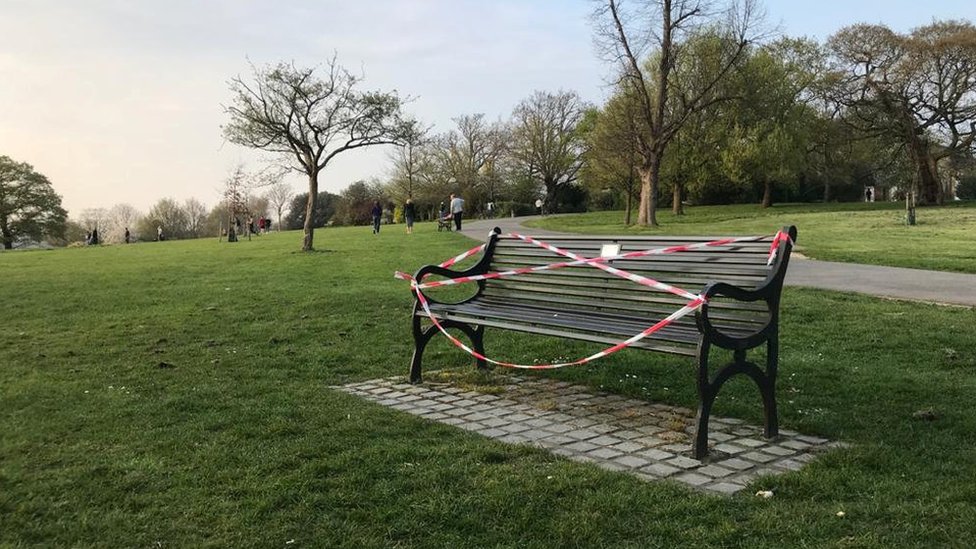 Общественные скамейки в Броквелл-парке заклеены, поскольку распространение коронавирусной болезни (COVID-19) продолжается, Лондон