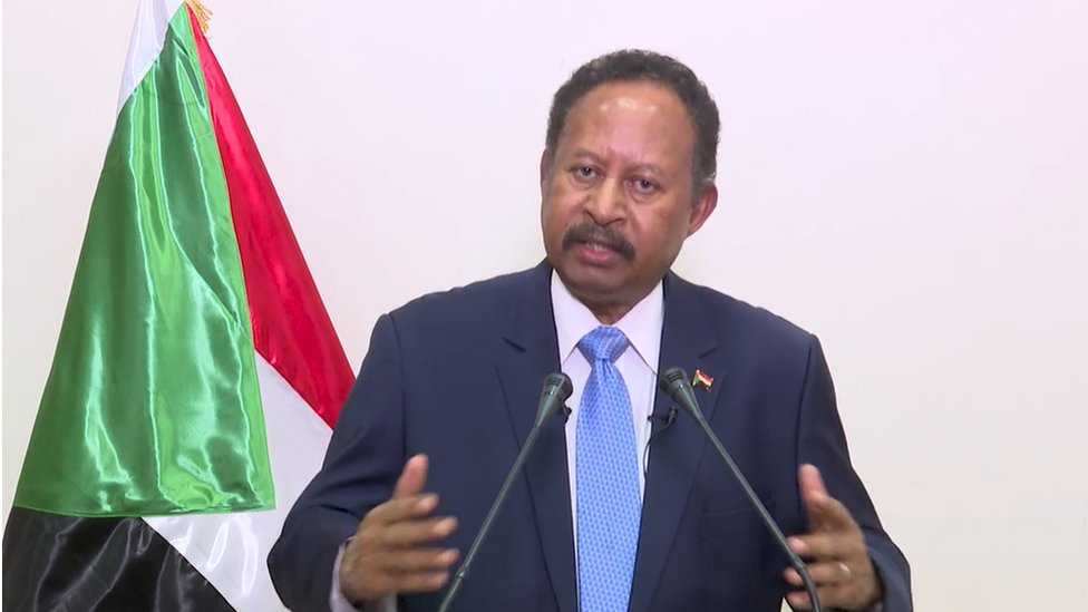 السودان: هل تمثل استقالة حمدوك إنفراجة للأزمة أم تعقيدا لها؟ 1 حمدوك لدى إعلان استقالته عبر التليفزيون الرسمي السوداني