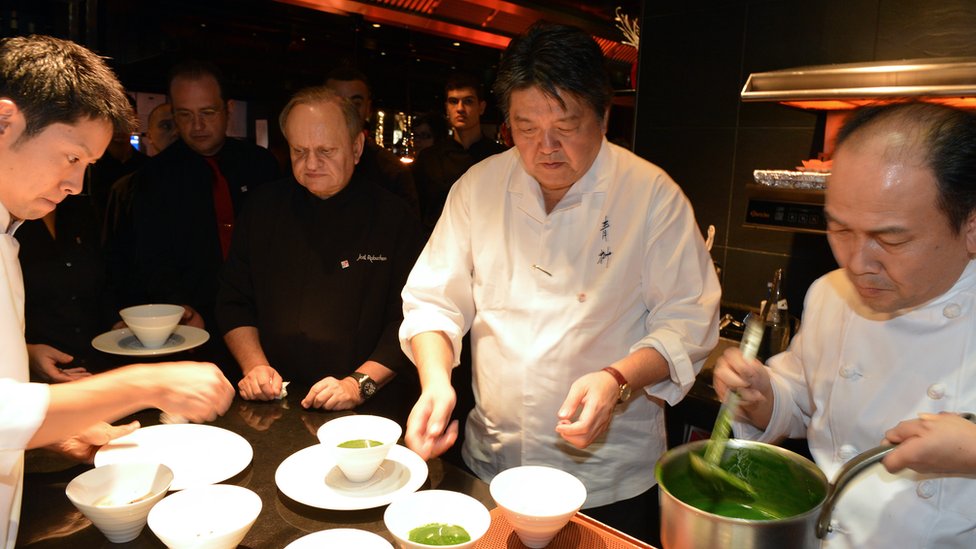 Французский шеф-повар Жоэль Робюшон (3-е место) и японский шеф-повар Хирохиса Кояма (в центре) готовят на кухне ресторана L'Atelier de Joel Robuchon, 13 ноября 2012 года в Париже