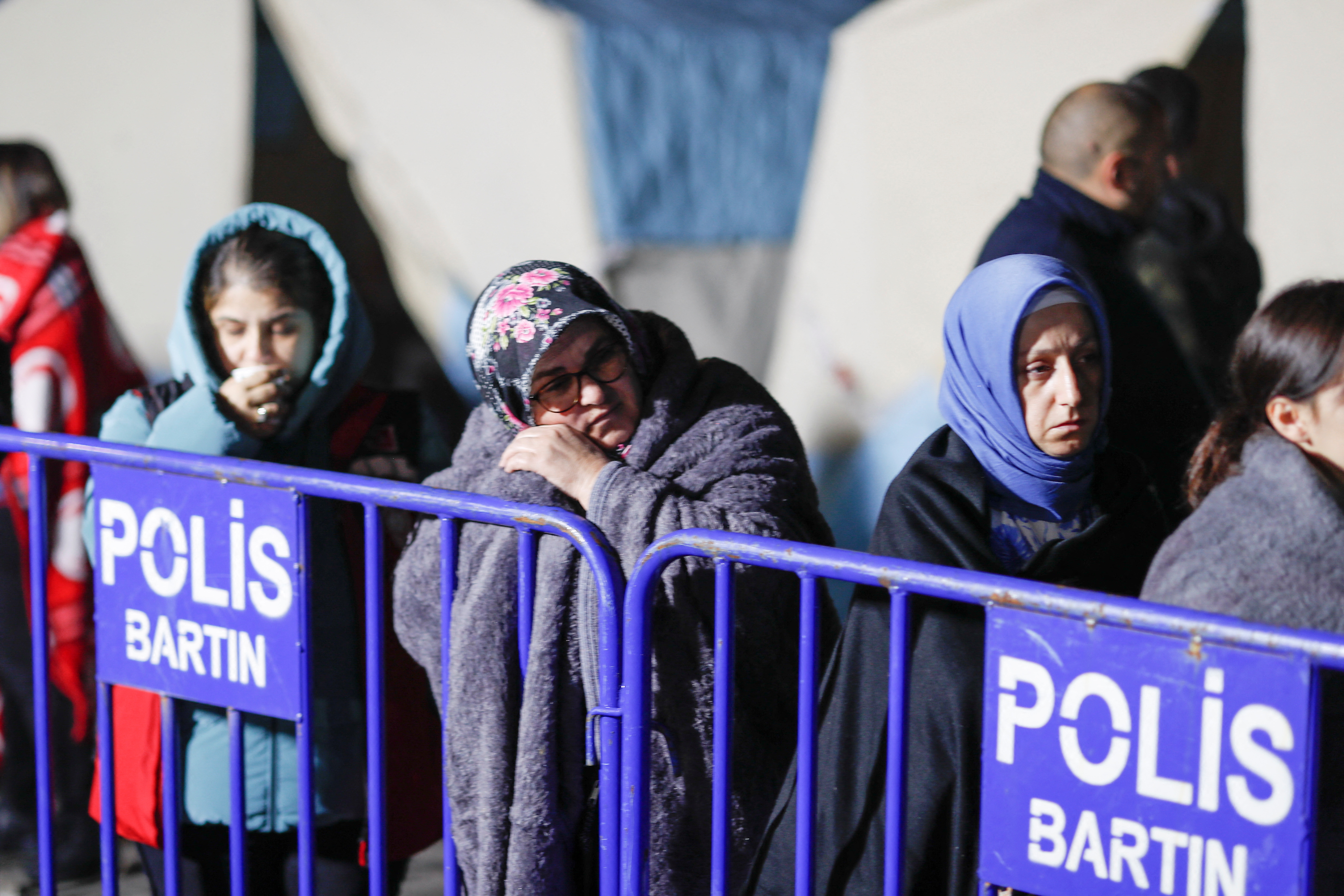 أقارب وأصدقاء عمال المنجم ينتظرون خارجه بعد الانفجار في أماسرا، في مقاطعة بارتين، تركيا، 15 أكتوبر/تشرين الأول 2022.