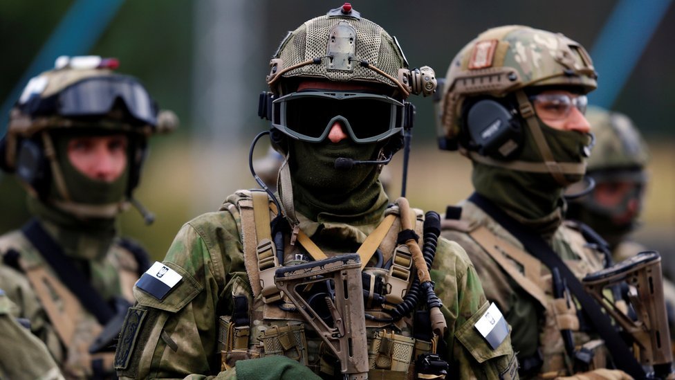 Члены спецподразделения Польши Люблинец во время тактических учений НАТО в учебном центре сухопутных войск в Олешно