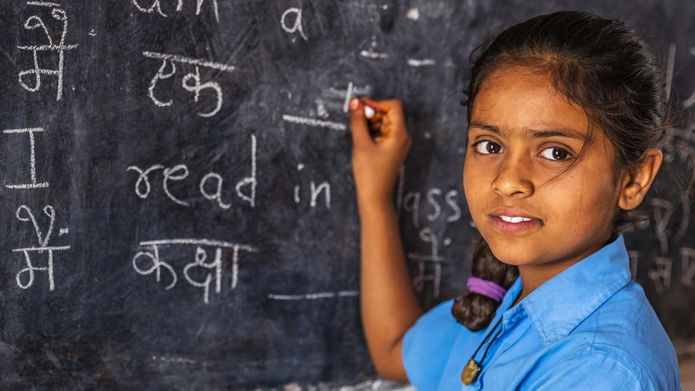 Una niña en una escuela de India.