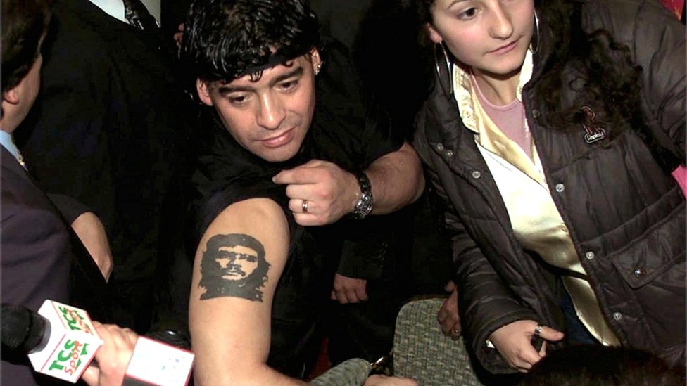 Марадона демонстрирует свою татуировку с партизаном Эрнесто «Че» Геварой в Риме, Италия, в 2001 году