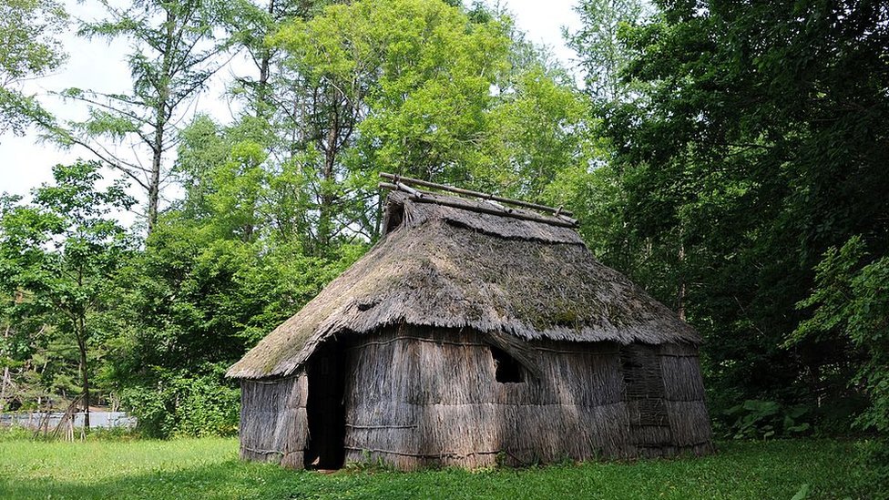 Vivienda típica de los ainu.