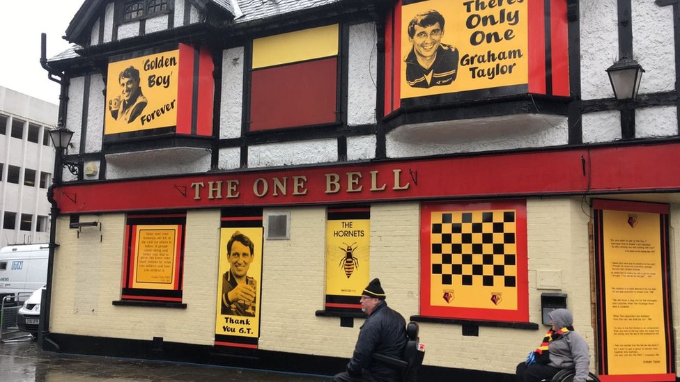 Паб One Bell с плакатами, посвященными Грэму Тейлору