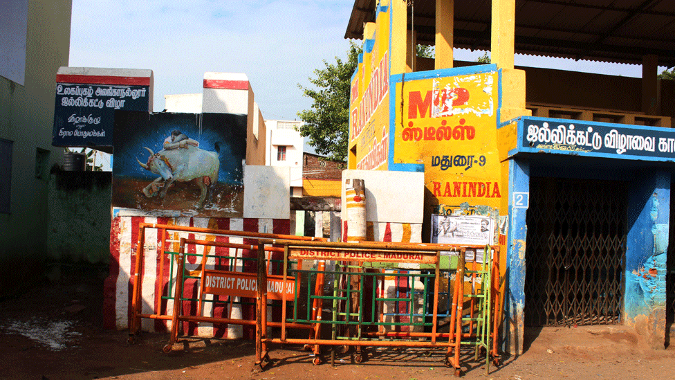Пустая арена для корриды в Аланганллуаре, декабрь 2015 г.