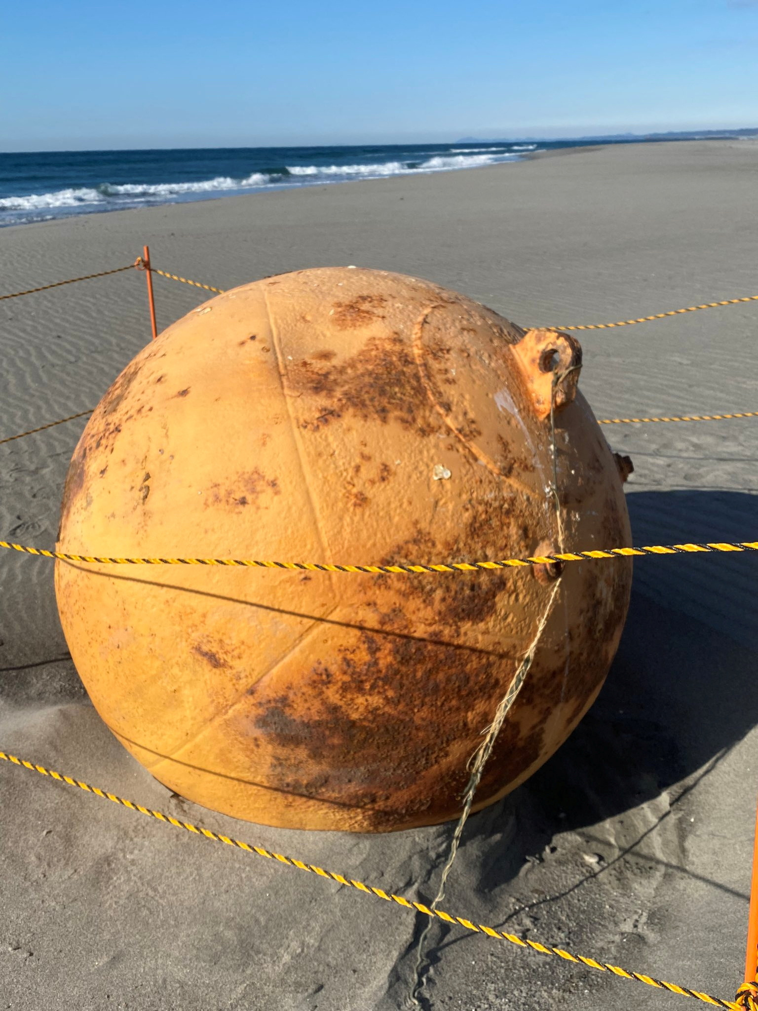 Esfera en una playa de Japón