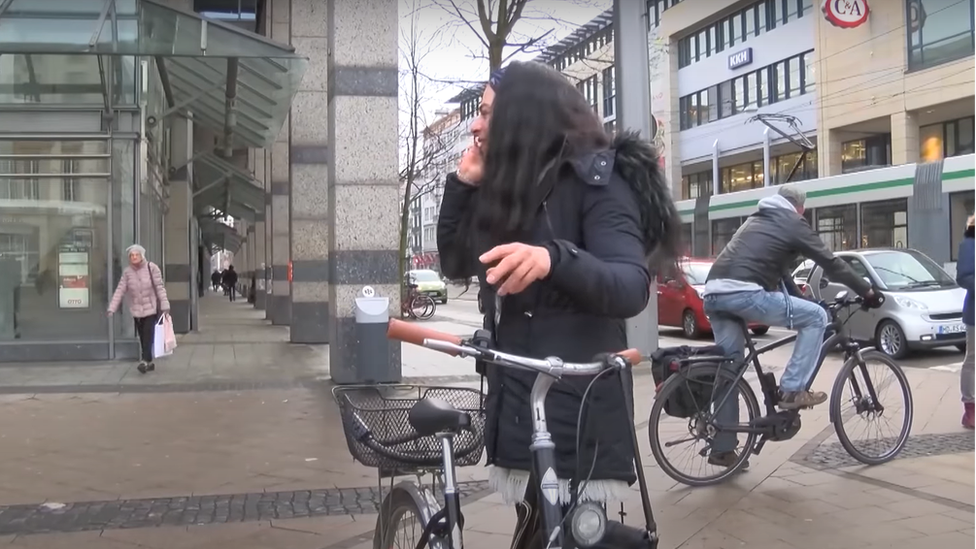 Ella en Magdeburg con su bicicleta