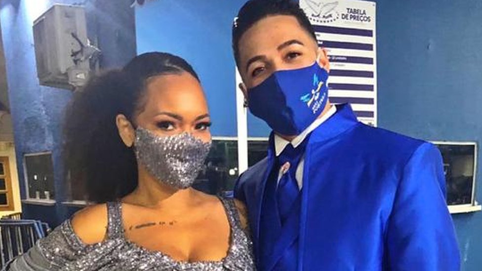 Lucinha Nobre e Marlon Lamar usam máscaras em evento de Carnaval da Portela