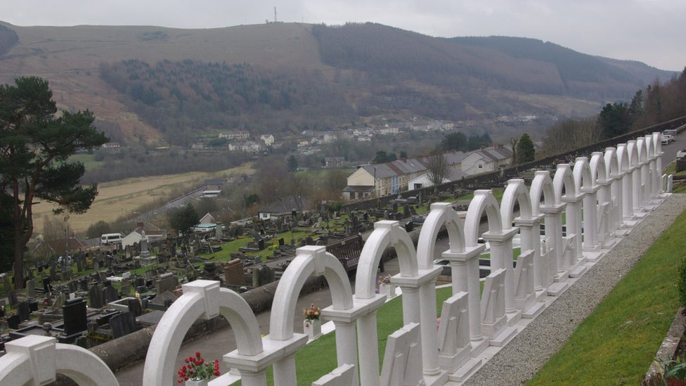 33+ Queen Aberfan Disaster Graves Background