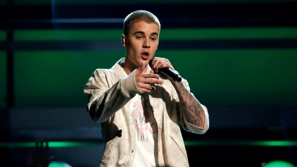 A Justin Bieber le gustó tanto el tema que se ofreció a cantar en una versión con versos en inglés. Justin Bieber