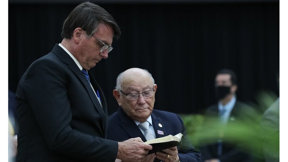 Presidente Jair Bolsonaro ao lado do pastor Wellington Bezerra da Costa, líder da Confradesp, em culto em São Paulo