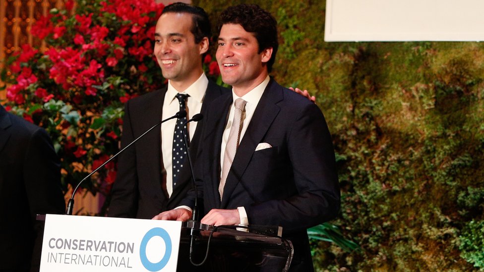 Andrés y su hermano Alejandro (derecha) apoyan y financian la labor de distintas organizaciones benéficas. Andres y Alejandro Santo Domingo