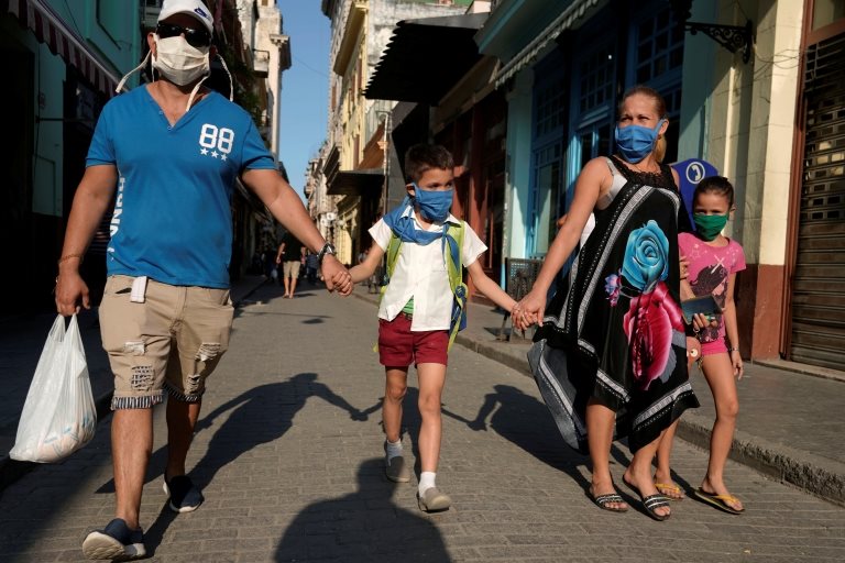 Una familia camina por La Habana