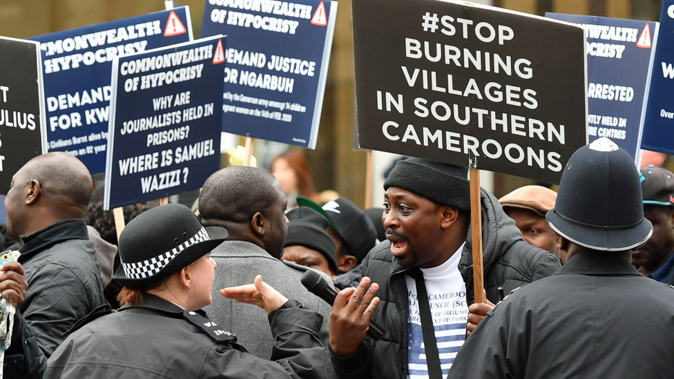يوم الاثنين، خرج متظاهرون في العاصمة البريطانية، لندن، للاحتجاج على النزاع في المناطق الناطقة بالإنجليزية في الكاميرون، قبل اجتماع للكومنولث