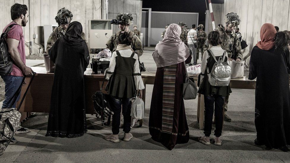 أفغانستان تحت حكم طالبان: الولايات المتحدة مستمرة في عمليات الإجلاء من كابل "حتى اللحظة الأخيرة" 1 أسر أفغانية