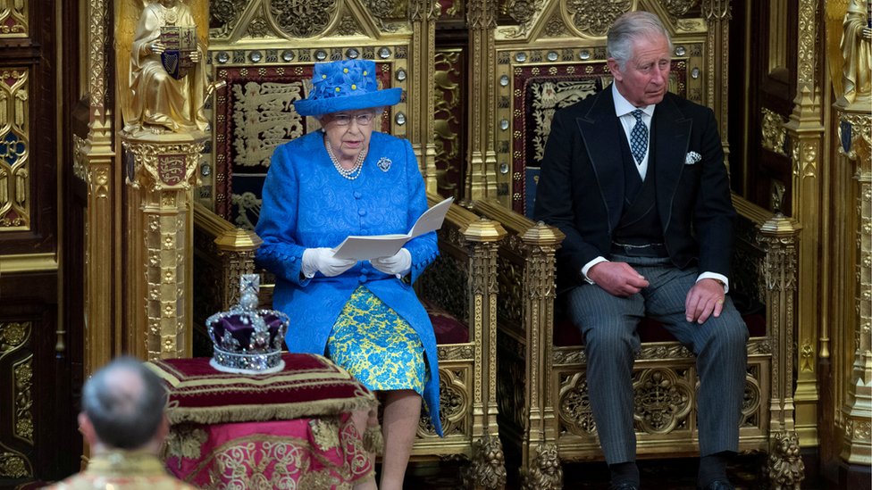 Королева выступает с речью на государственном открытии парламента в 2017 году вместе с принцем Чарльзом