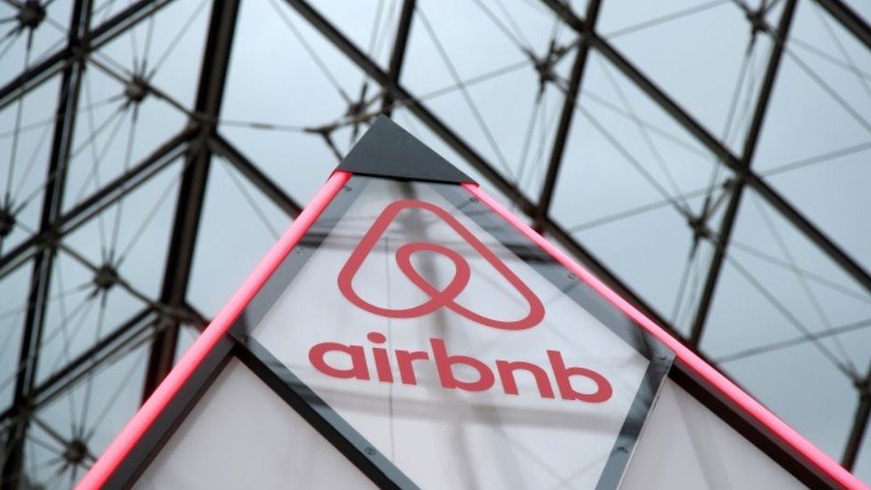 Логотип Airbnb виден на маленькой мини-пирамиде под стеклянной пирамидой Лувра в Париже, Франция, 12 марта 2019 г.