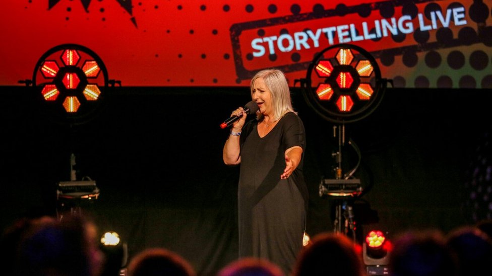 Джанин на сцене BBC Ouch: Storytelling Live