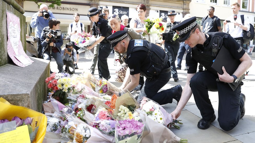 Полиция возлагает цветы после нападения на Манчестер Арена