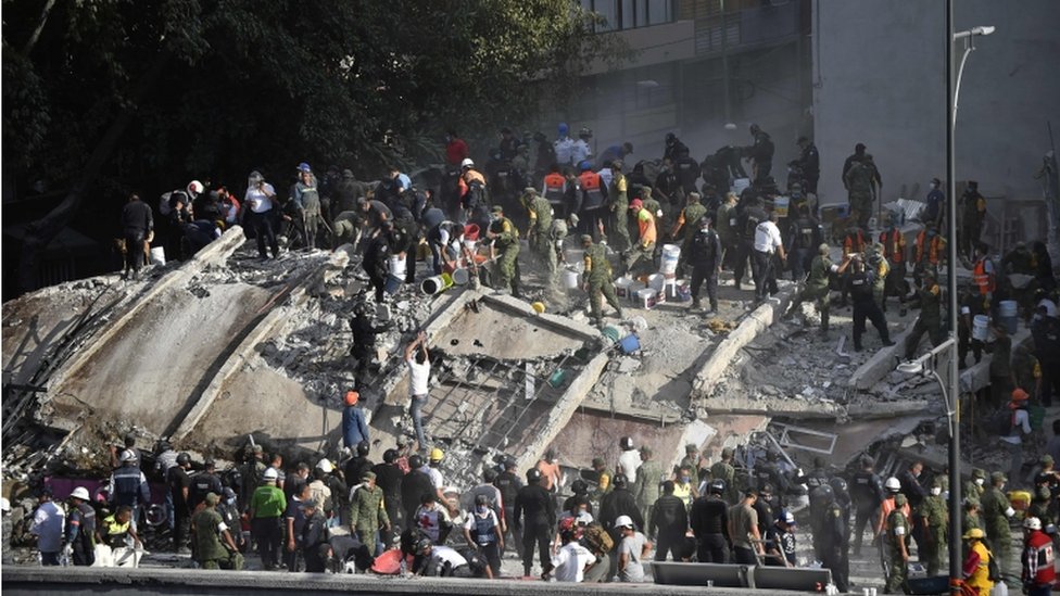 Bomberos y equipos de rescate buscan entre los escombros sobrevivientes del terremoto de 7,1 que golpeó a México en 2017.
