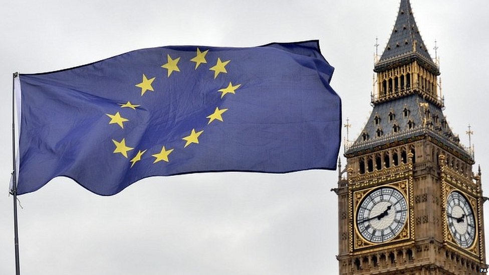 Флаг ЕС развевается возле здания парламента