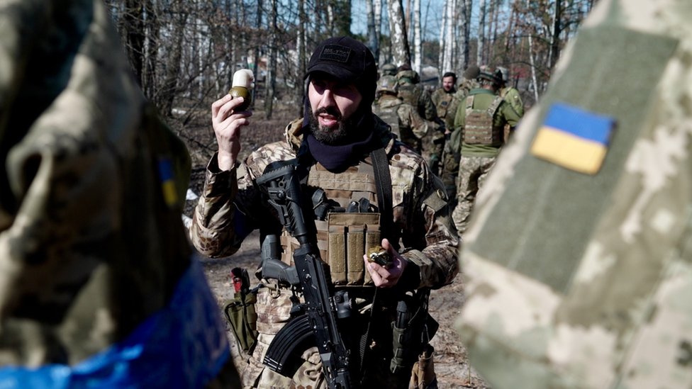 Levan drži ručnu bombu i podučava mobilisane Ukrajince