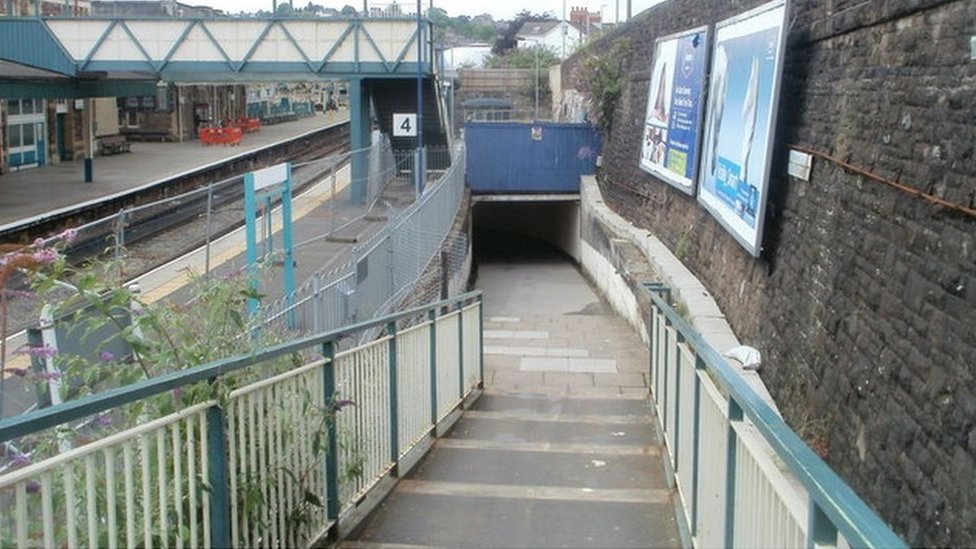 Точка доступа к метро на железнодорожной станции Ньюпорта с видом на платформы станций