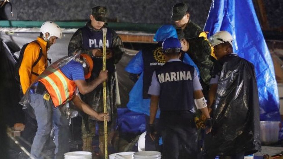 Según el comunicado de la Marina, los sensores de movimiento registran indicios de vida entre los escombros de la escuela. Rescatistas en la Ciudad de México.