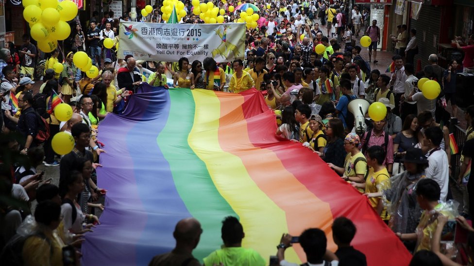 2015年11月6日，人們在香港參加女同性戀、男同性戀、雙性戀、跨性別者和酷兒（LGBTQ）遊行。