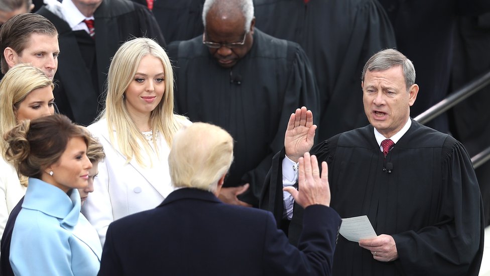 El juez John Roberts le tomó juramento al presidente Donald Trump el pasado enero. Juez John Roberts en la jura del presidente Trump.