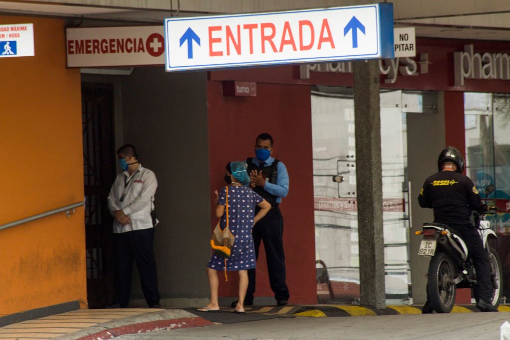 Entrada del Hospital Kennedy en Guayaquil, epicentro del brote de coronavirus en Ecuador