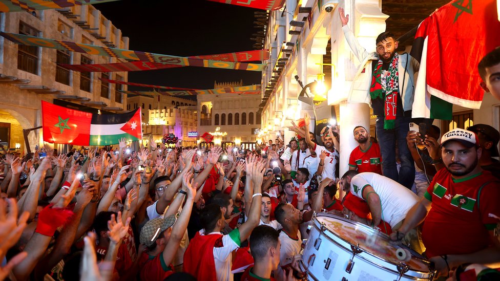 اجتمع مشجعون عرب في سوق واقف بالدوحة لتشجيع الفرق المختلفة