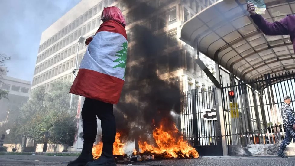 محتجون يستهدفون مبنى مصرف لبنان