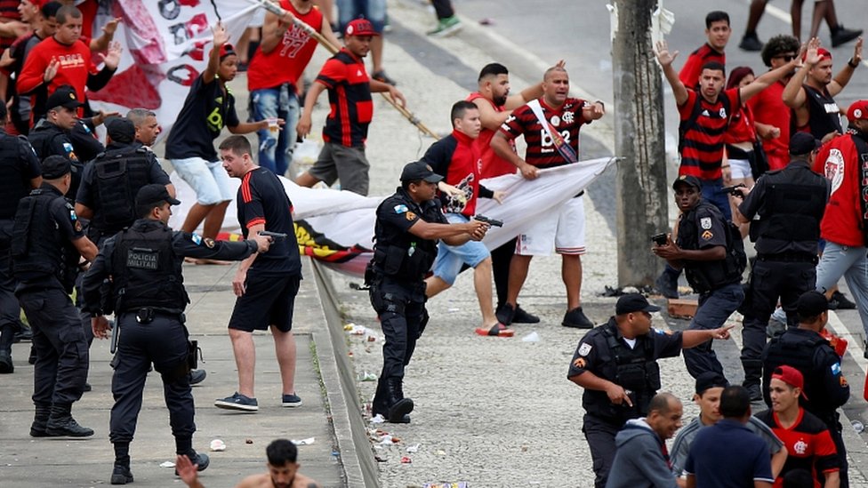 Полиция Рио обнажает оружие во время столкновений с фанатами на параде