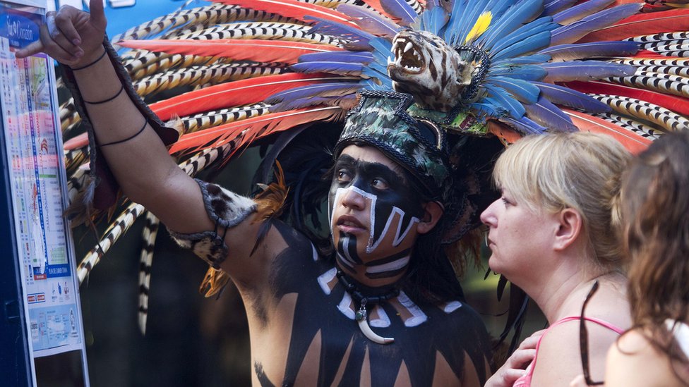 Los turistas de Estados Unidos se están interesando en viajes "culturales". Indígena con turista
