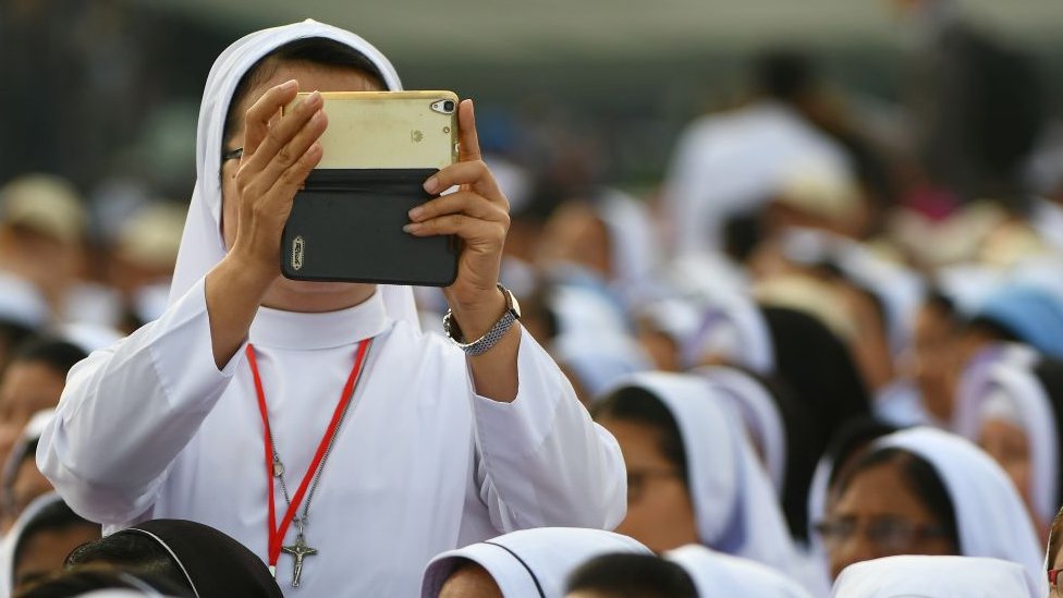 Pope warns nuns to use 'sobriety' on social media