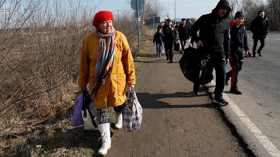 Personas huyendo a pie a Hungría