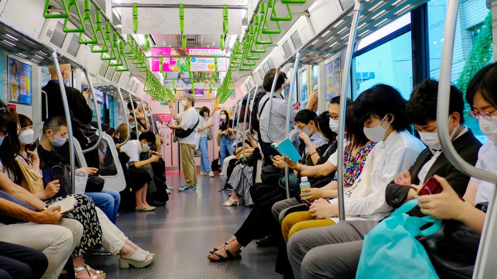 Warga patuh mengenakan masker di kereta di Tokyo