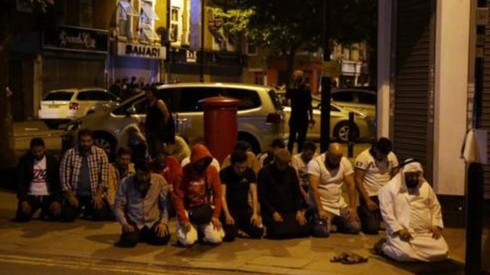 Мусульмане молятся на улице после нападения на фургон