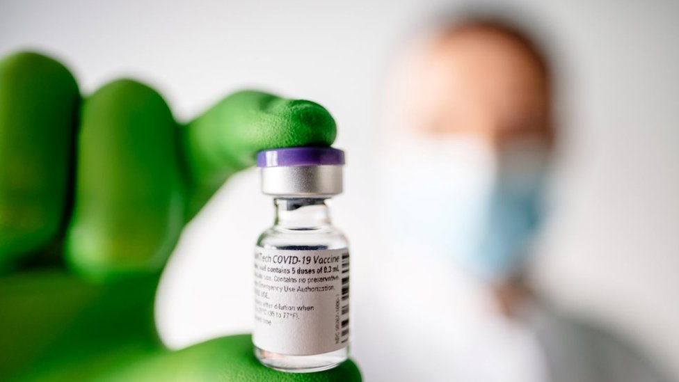 Доза вакцины против COVID-19 от BioNTech и Pfizer
