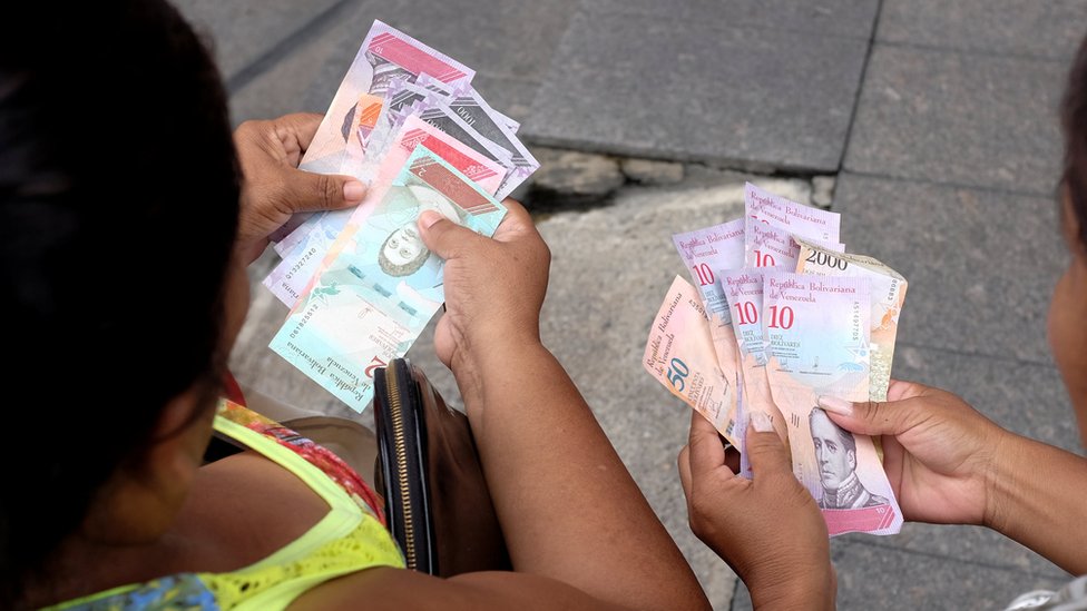 Uang kertas baru diluncurkan oleh Presiden Nicols Maduro pada hari Senin, dengan mengganti nama mata uang bolivar lama, dan merevaluasi nilainya.